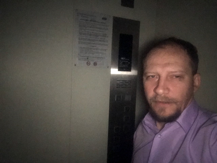 Директор «Эхо столицы» застрял в лифте из-за аварийного отключения света