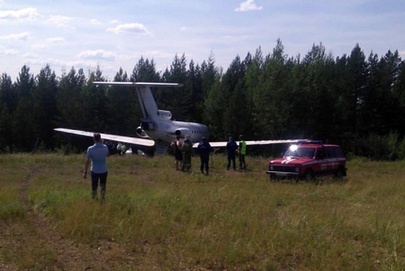 В Алдане за пределы аэродрома выкатился самолет прилетевший из Олекминска