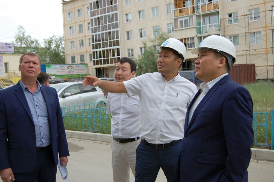 Министр ЖКХ и энергетики Якутии проинспектировал ход капремонта в жилых домах