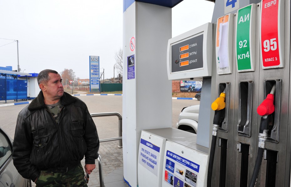 Среднестатистический якутянин может купить на свою зарплату 1093 литра бензина