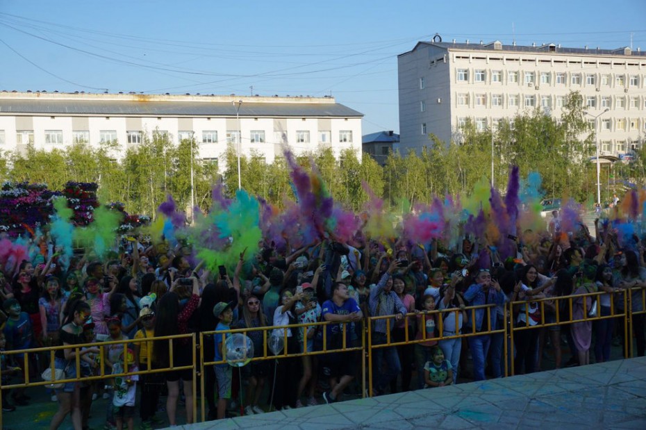 В Якутске прошел благотворительный фестиваль красок Холли фест
