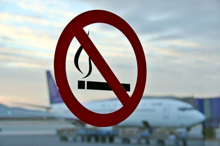 Пассажира оштрафовали за курение в туалете самолета