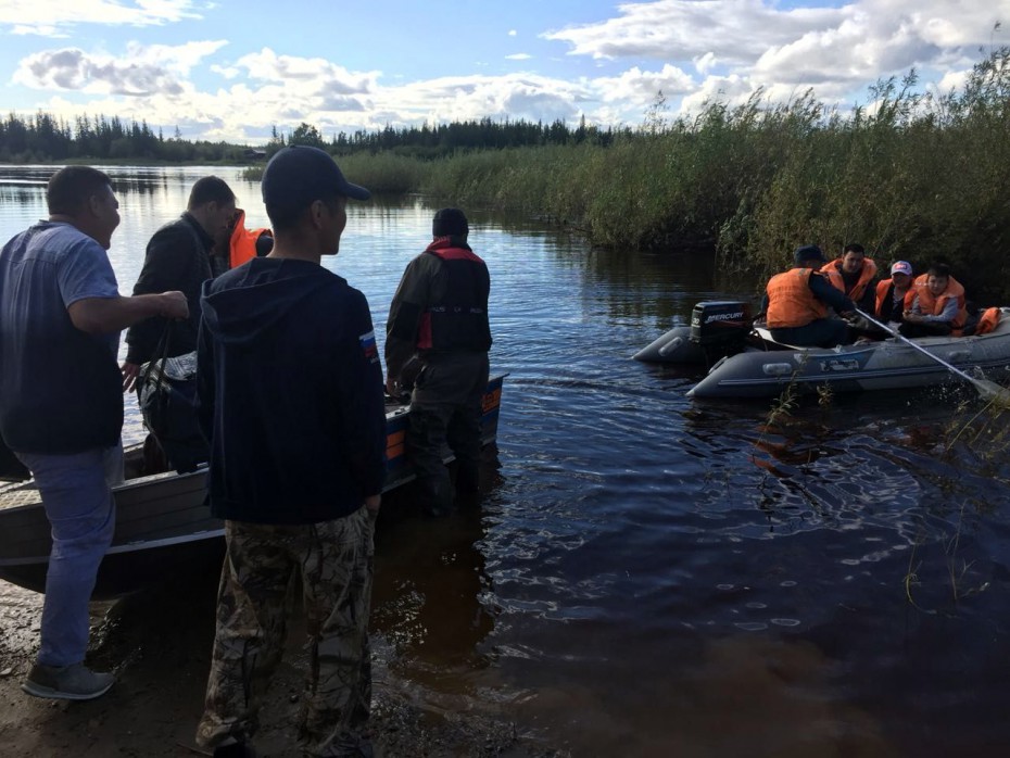 На затопленном участке реки Малая Ботуобуя спасателями организована перевозка людей