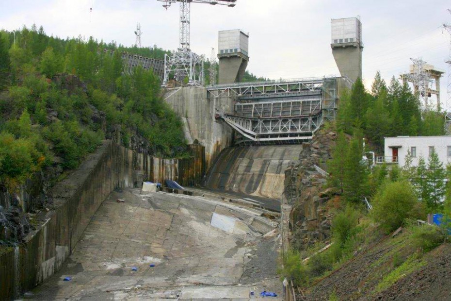 На Каскаде Вилюйских ГЭС продолжается ремонт водосбросного канала