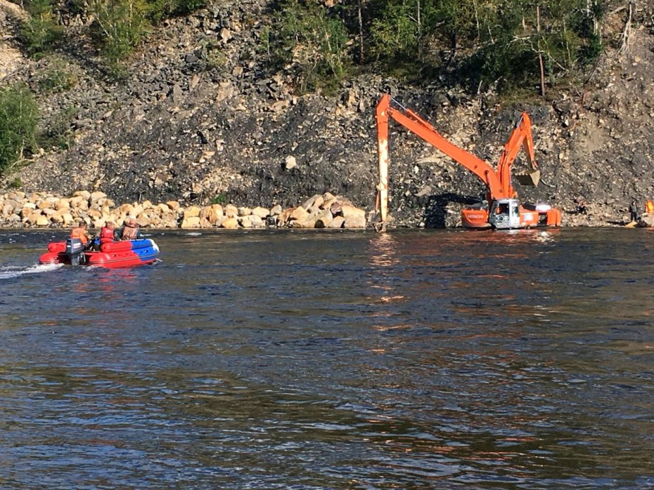 На реке Чульман перевернулся экскаватор, водитель пропал без вести