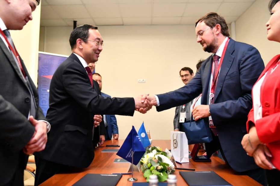 Айсен Николаев и Алексей Репик на ВЭФ подписали соглашение о сотрудничестве в сфере бизнеса