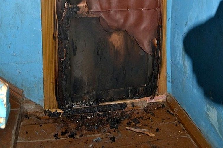 В доме на улице Бабушкина загорелась дверь в квартиру