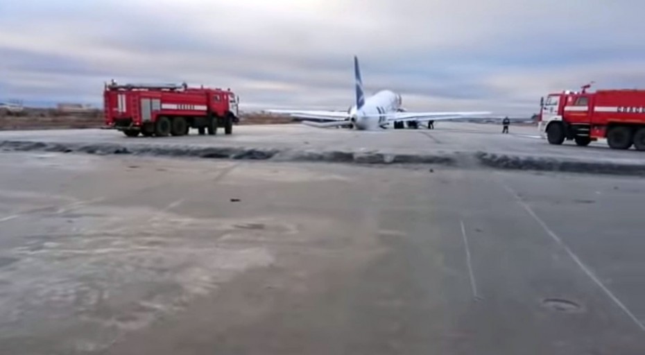 Спасатели приступили к ликвидации последствий разлива топлива в аэропорту Якутска