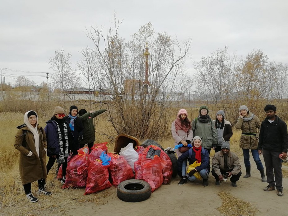 Сто мешков мусора собрали добровольцы Якутска на «стрелке» Зеленого луга