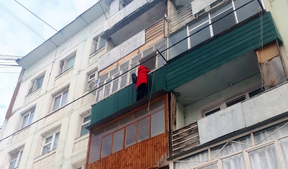 Спасатели вытащили с балкона девушку, оставшуюся в запертой квартире в Якутске