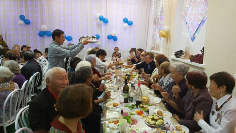 Якутским ветеранам и пенсионерам дарят подарки в банке