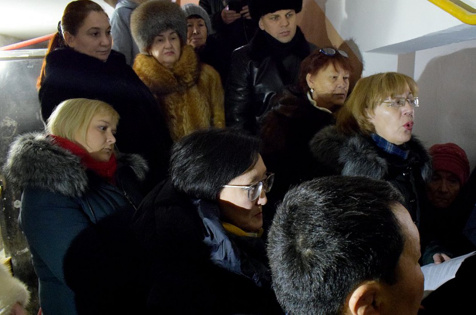 Сардана Авксентьева посетила собрание жильцов дома, в котором возник спор о необходимости смены УК