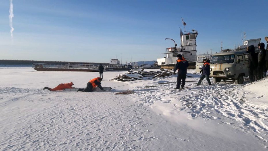 Как не попасть в беду на тонком льду показали подросткам якутские спасатели
