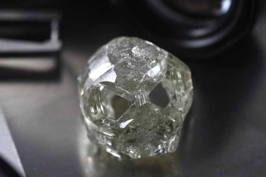 АЛРОСА отметила Хэллоуин: добыли алмаз в форме черепа