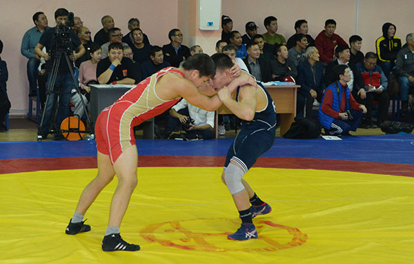 В Якутске стартовал открытый городского чемпионата по вольной борьбе