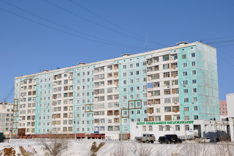 Накренившуюся девятиэтажку в Якутске начали укреплять
