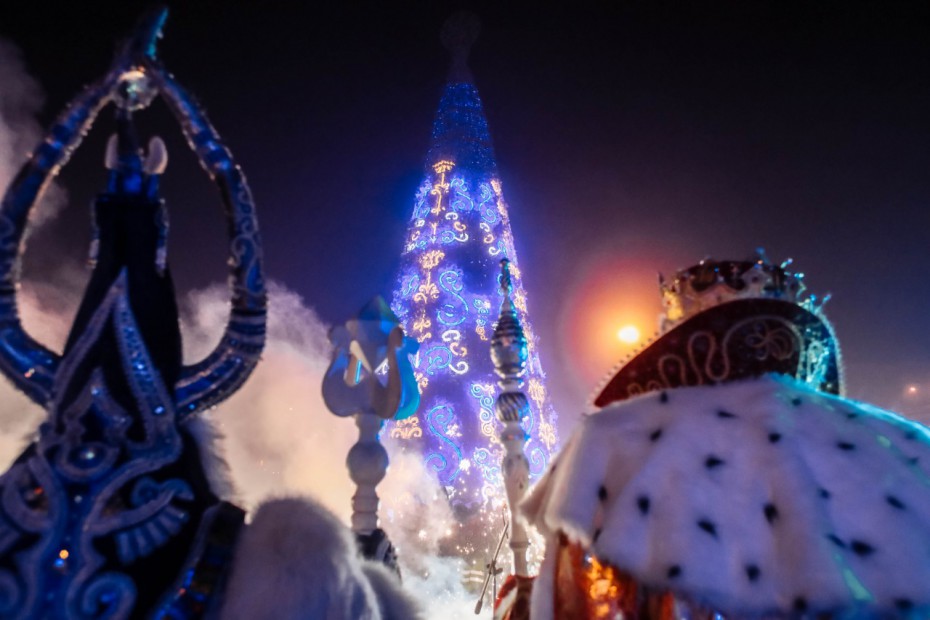В Якутске зажгли первую новогоднюю ёлку в России