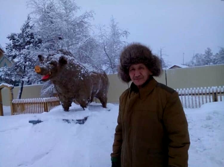 В Якутии появился еще один скульптор. Житель Горного улуса слепил из навоза символ будущего года