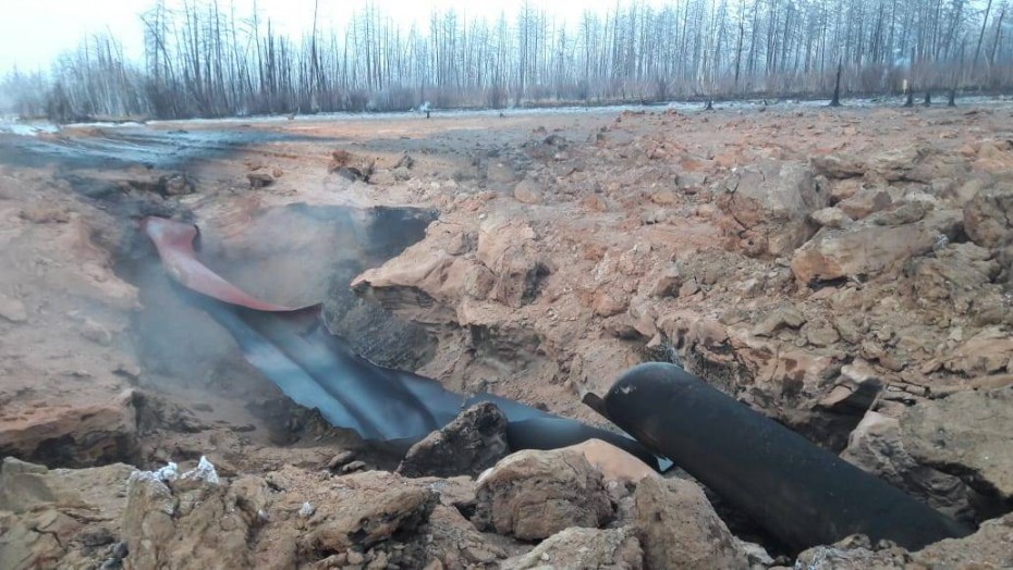 Фотофакт: На месте прорыва газопровода АО «Сахатранснефтегаз» образовался выжженный пустырь