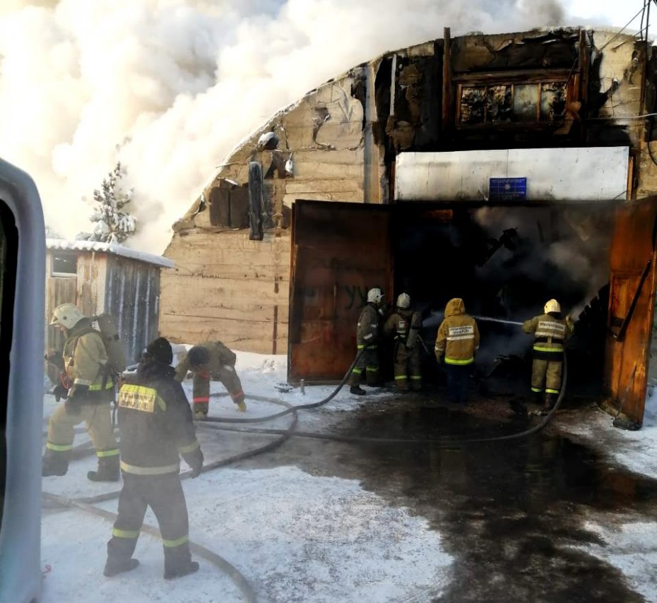 В Вилюйске сгорел арочный гараж с семью автомобилями