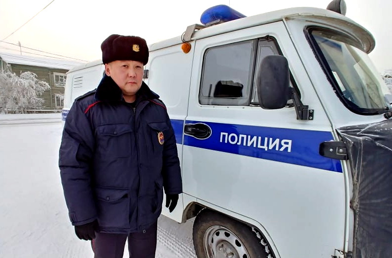 В Якутске полицейский обнаружил потерянные 100 тысяч рублей и передал их владельцу