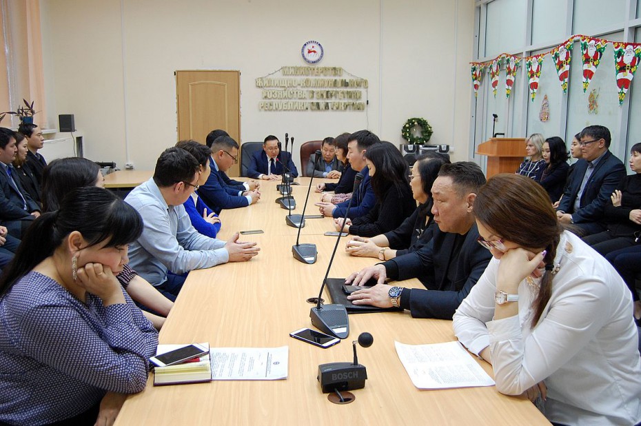 Коллективу Министерства ЖКХ и энергетики Якутии представили нового заместителя министра