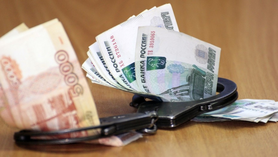 Более миллиона рублей из фонда оплаты труда похитил и.о. замдиректора бюджетного учреждения в Олекминском районе