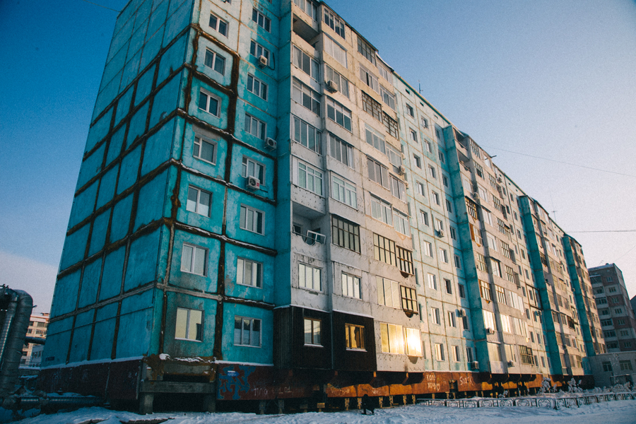 В Якутске укрепили фундамент накренившегося дома в 202 микрорайоне