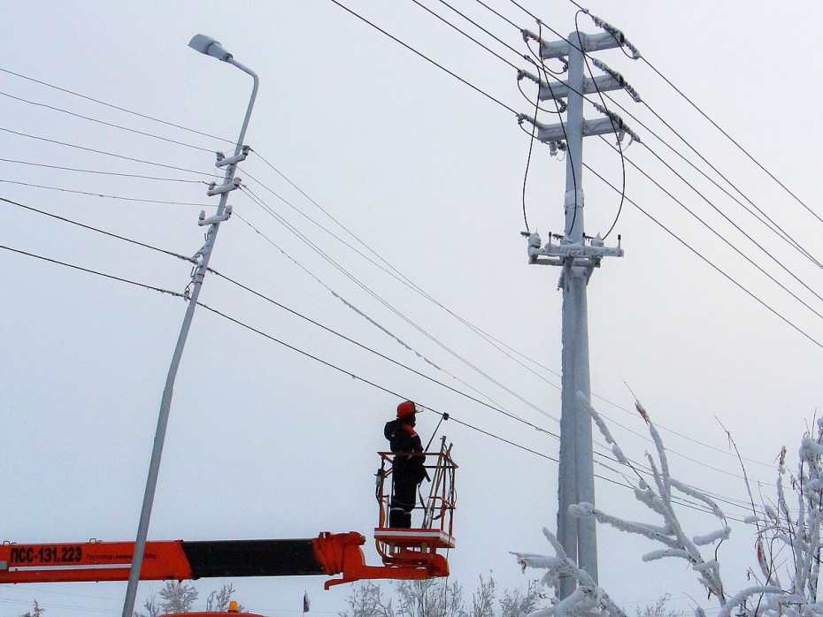 Энергетики ЦЭС Якутскэнерго ведут расчистку ЛЭП от налипшего снега