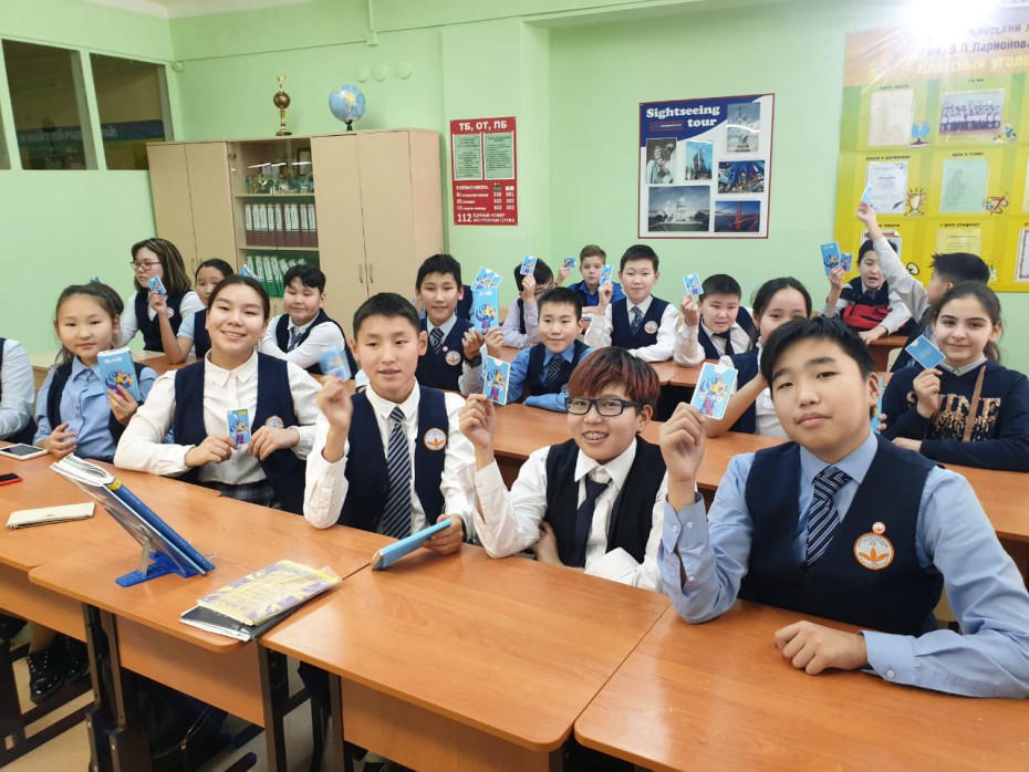 Распоряжаться деньгами правильно: АЭБ провел уроки финграмотности в школах Якутска