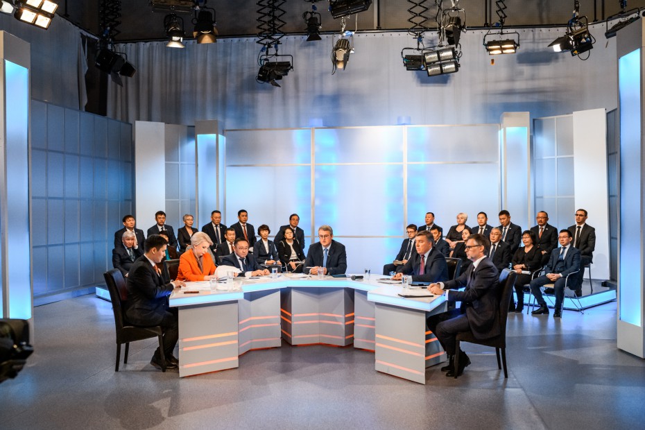 Правительство Якутии впервые отчиталось в прямом теле-радио эфире