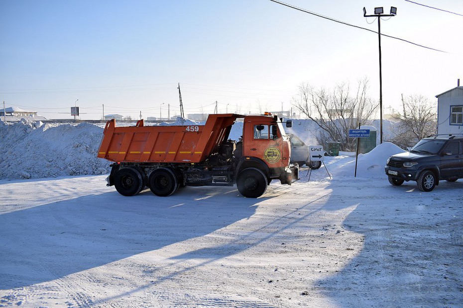 Санитарный трехмесячник в Якутске: снег вывозят, мусор убирают