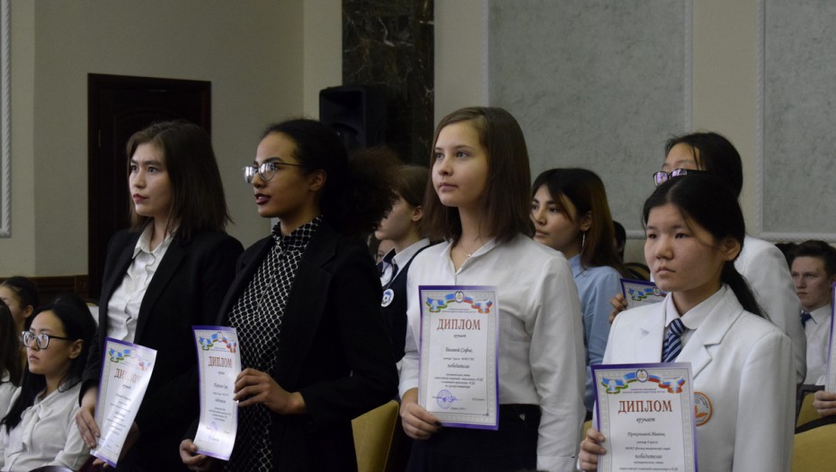 В Якутске чествовали победителей муниципального этапа Всероссийской олимпиады школьников