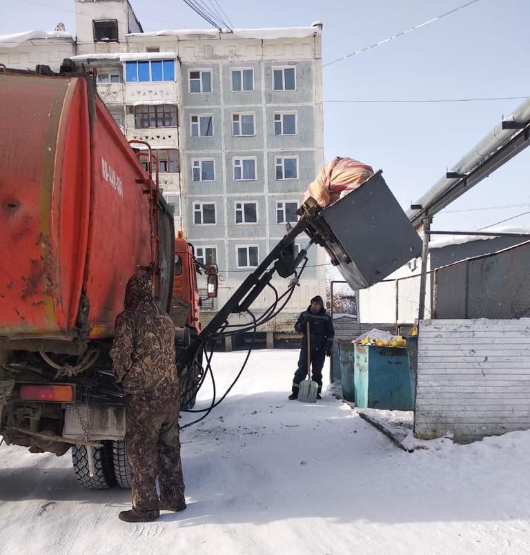 На борьбу с мусором: «Якутскэкосети» приобрели еще три мусоровоза