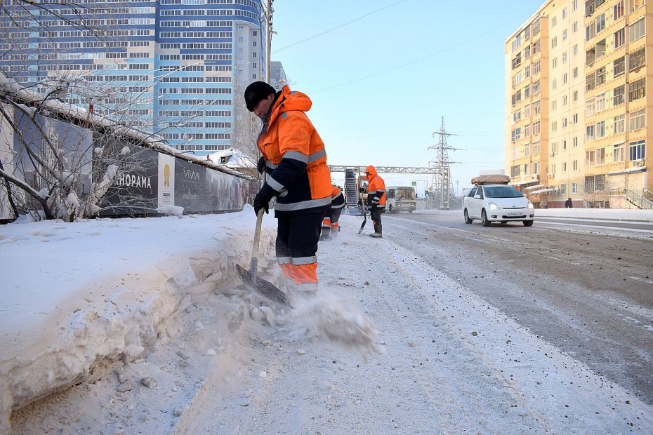 В Якутске и пригородах вывезено 6827 кубометров снега за сутки