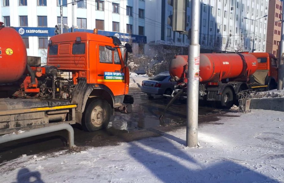 Фотофакт: в Якутске залило проспект Ленина – прорвало водопровод