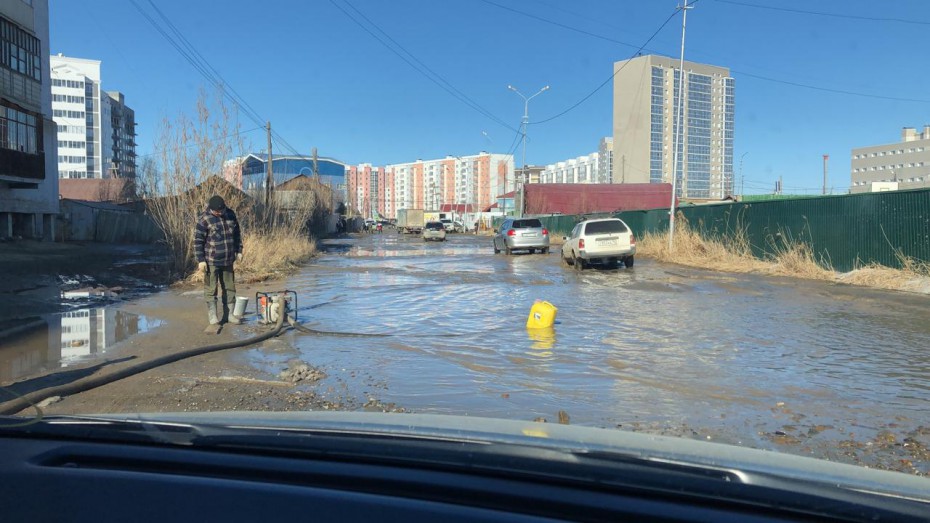 В Якутске проводится сезонное откачивание воды с внутриквартальных территорий