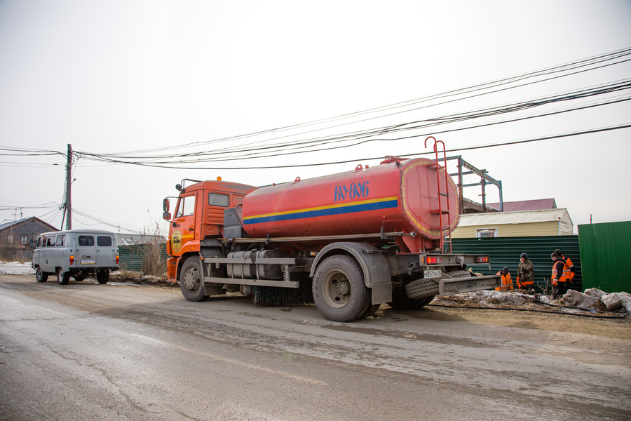 Дорожники продолжают работу по отводу талых вод в Якутске