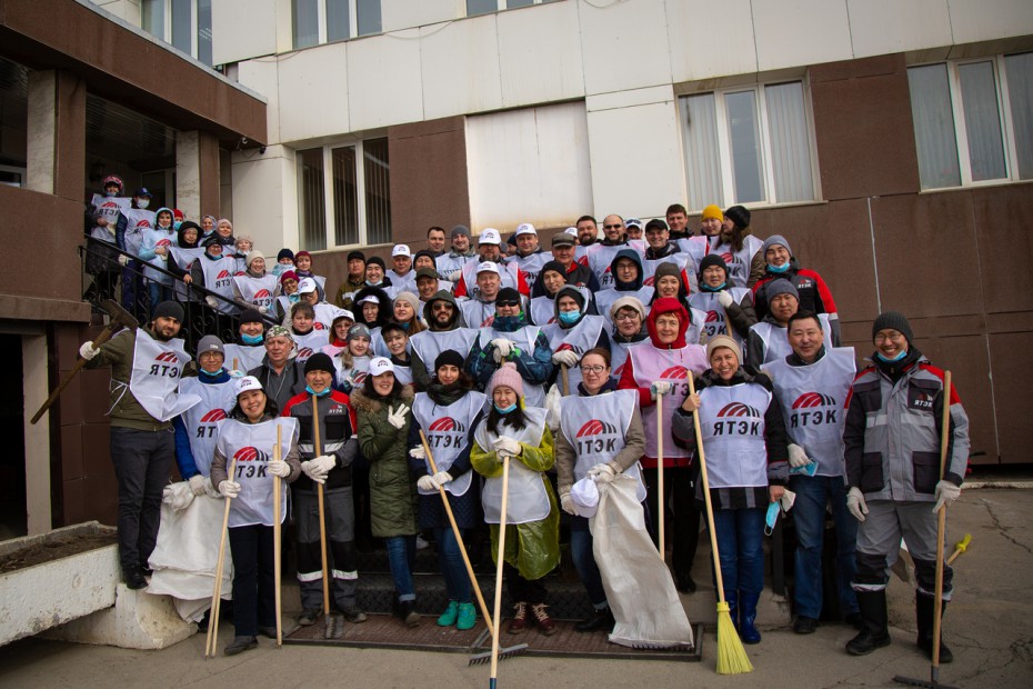 Чистая работа: сотрудники «ЯТЭК» убрали от мусора улицу Петра Алексеева