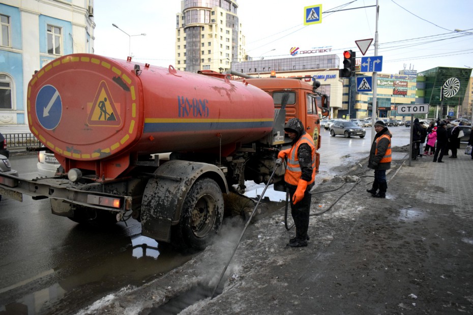 В Якутске продолжаются вывоз снега и отвод талых вод