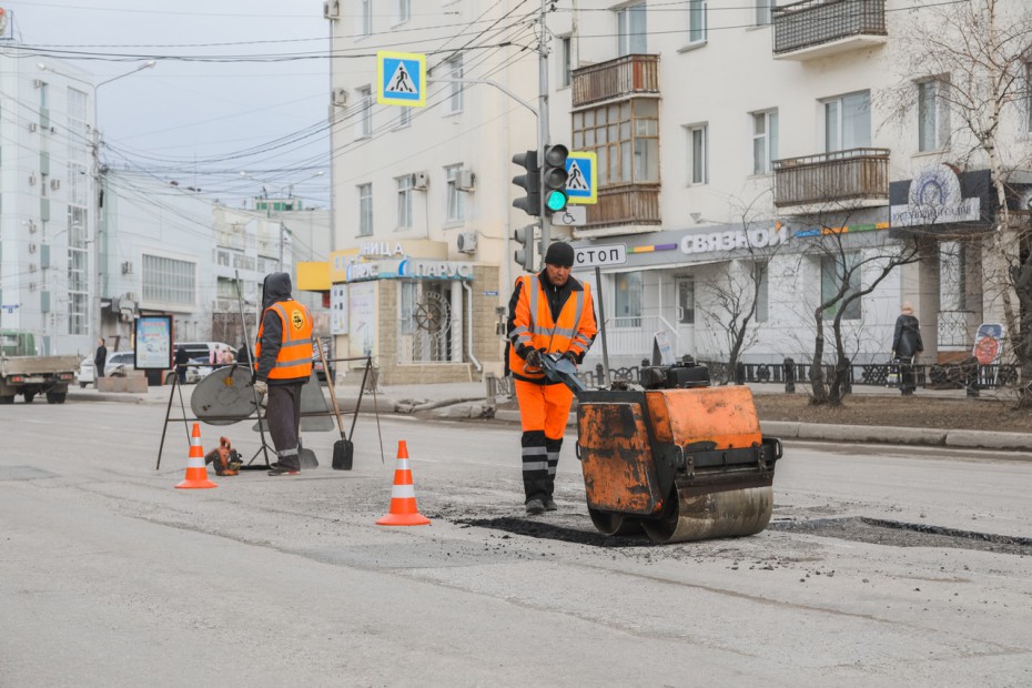 Городские службы продолжают уборку и ямочный ремонт улиц Якутска 30 апреля