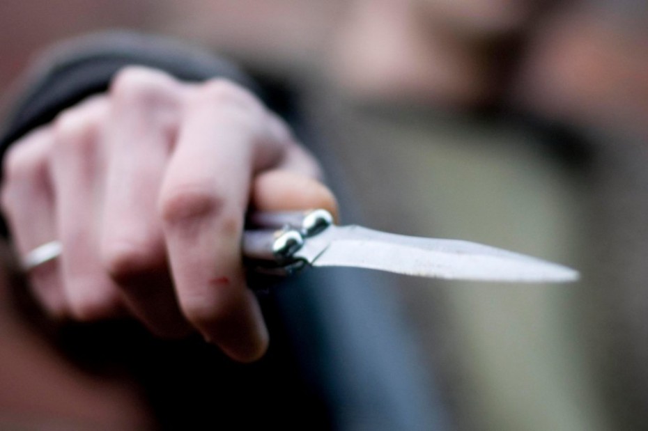 Директору школы в Борогонцах нанесли ножевое ранение в живот