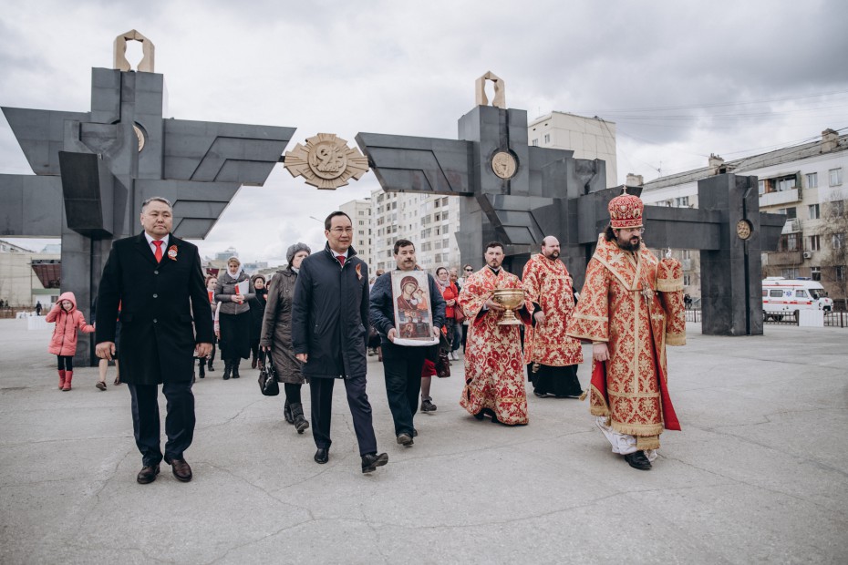 Глава Якутии принял участие в Пасхальном крёстном ходе посвященном погибшим войнам-якутянам