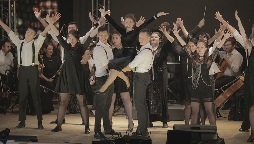 Филармония Якутии проводит шоу-концерт «Хиты Бродвея-2»