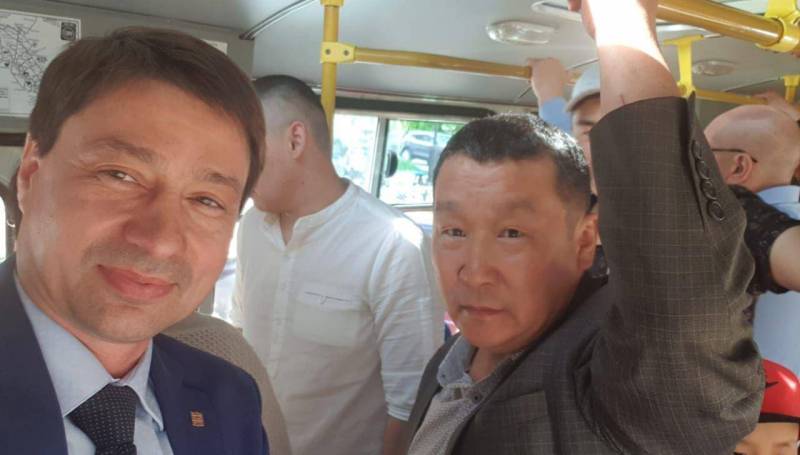 Фотофакт: Садовников и Федоров едут на совещание на автобусе