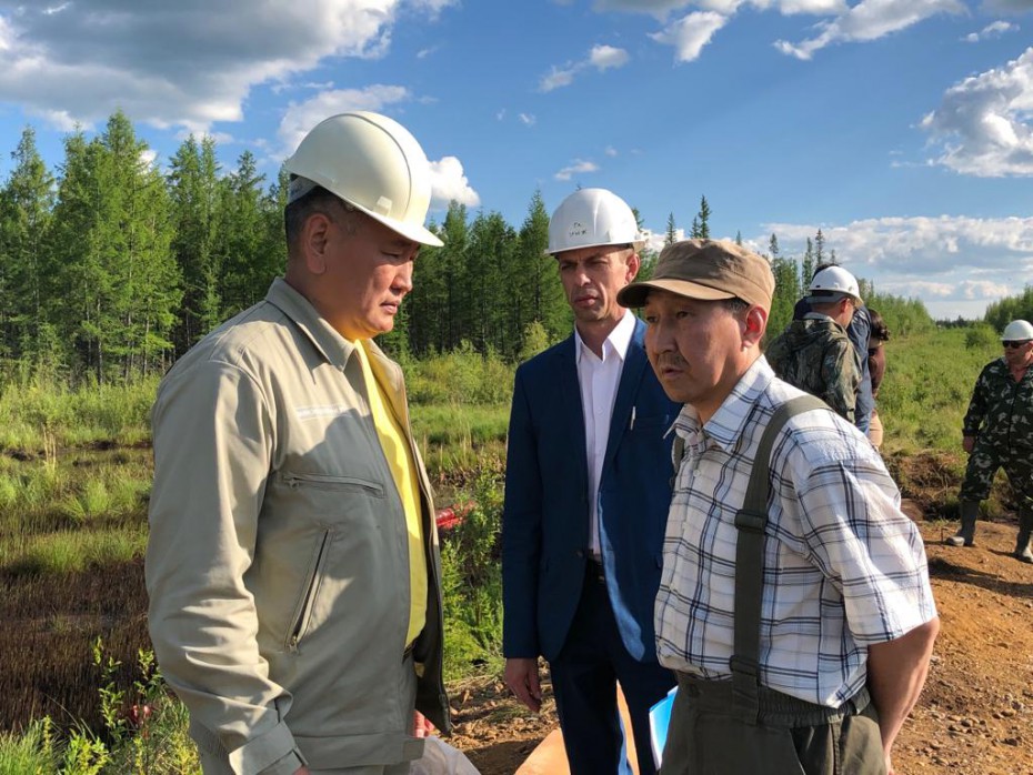 Министр экологии Якутии провел выездное совещание на месте ликвидации разлива нефти в Мирнинском районе