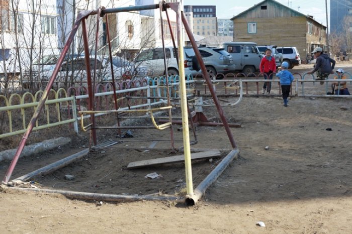 В связи с падением качелей на ребенка в Якутске проводится доследственная проверка
