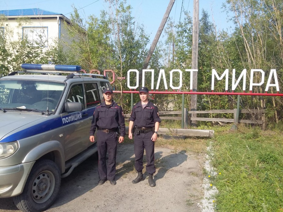 В поселке Сангар Кобяйского района Якутии росгвардейцы оказали помощь в спасении людей из горящего дома