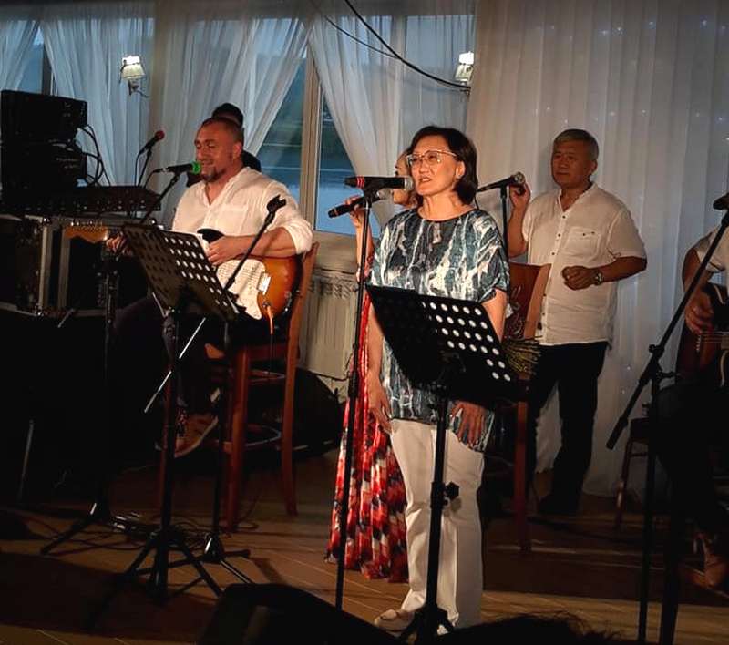 «Щас спою»: Сардана Авксентьева выступила на концерте Яны Угаровой и друзей
