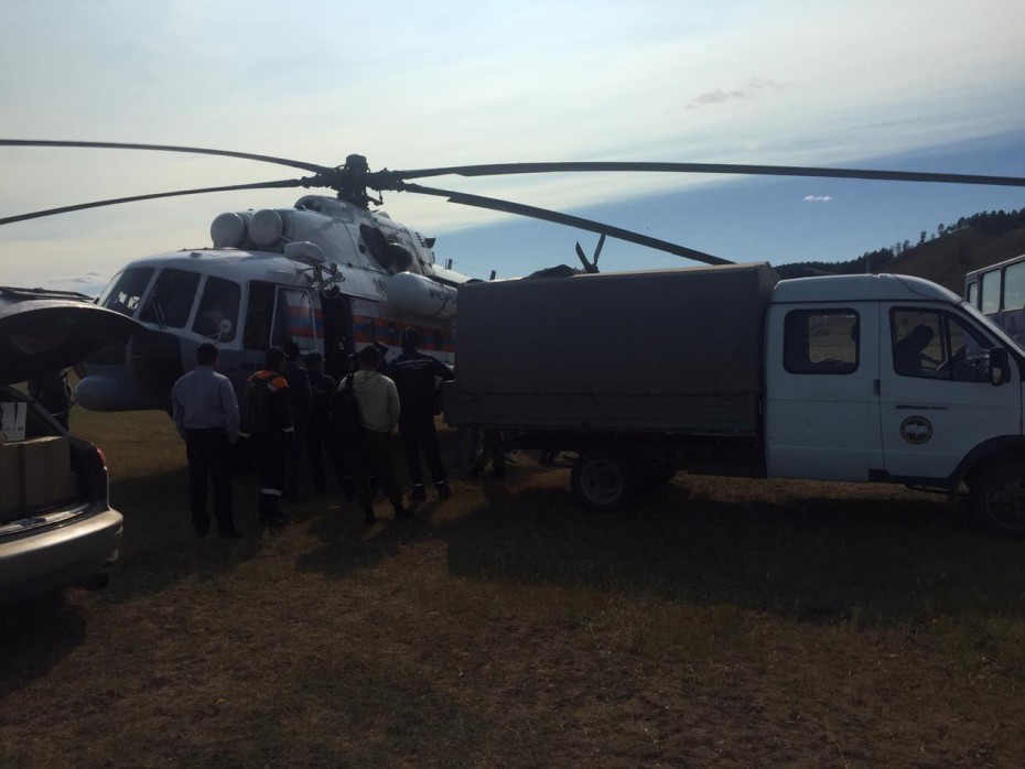 Вертолет Ми-8 Хабаровского авиационно-спасательного центра МЧС России прибыл в поселок Батагай